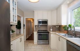 11 odalılar şehir içinde müstakil ev Scarborough'da, Kanada. C$1,660,000