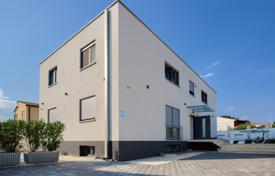 12 odalılar şehir içinde müstakil ev 228 m² Medulin'de, Hırvatistan. Price on request