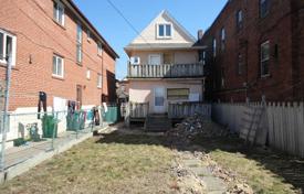 9 odalılar şehir içinde müstakil ev Dufferin Street'da, Kanada. C$1,586,000
