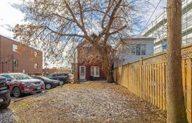 6 odalılar şehir içinde müstakil ev Etobicoke'de, Kanada. C$1,165,000