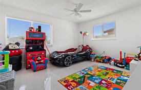 3 odalılar şehir içinde müstakil ev 224 m² Miami'de, Amerika Birleşik Devletleri. $865,000