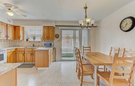 11 odalılar şehir içinde müstakil ev Etobicoke'de, Kanada. C$1,700,000
