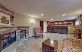 8 odalılar şehir içinde müstakil ev North York'da, Kanada. C$1,645,000
