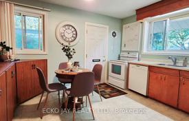 10 odalılar şehir içinde müstakil ev North York'da, Kanada. C$1,905,000