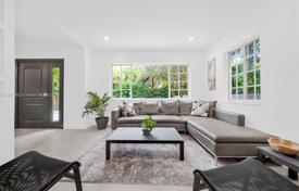 4 odalılar şehir içinde müstakil ev 207 m² Miami'de, Amerika Birleşik Devletleri. $2,400,000