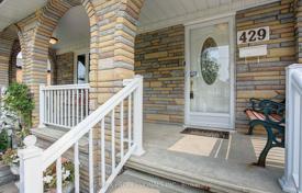 9 odalılar şehir içinde müstakil ev Etobicoke'de, Kanada. C$1,930,000