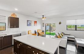 4 odalılar şehir içinde müstakil ev 320 m² Miami'de, Amerika Birleşik Devletleri. $775,000