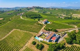 12 odalılar villa Asti'de, İtalya. 3,600,000 €