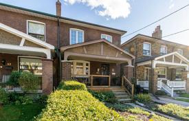 3 odalılar konak East York'da, Kanada. C$1,182,000