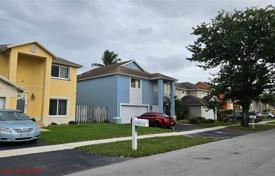 Şehir içinde müstakil ev – Pembroke Pines, Broward, Florida,  Amerika Birleşik Devletleri. $444,000