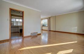 10 odalılar şehir içinde müstakil ev Etobicoke'de, Kanada. C$1,663,000