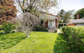 7 odalılar şehir içinde müstakil ev Etobicoke'de, Kanada. C$1,902,000