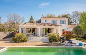 5 odalılar villa Cabrières-d'Avignon'da, Fransa. 1,060,000 €