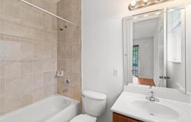 5 odalılar şehir içinde müstakil ev 290 m² Miami'de, Amerika Birleşik Devletleri. $1,300,000