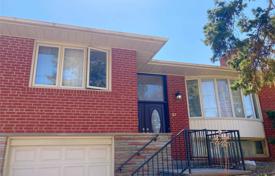 8 odalılar şehir içinde müstakil ev North York'da, Kanada. C$2,579,000