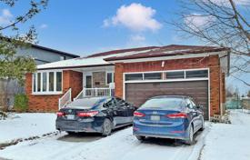 8 odalılar şehir içinde müstakil ev North York'da, Kanada. C$1,441,000