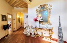 3 odalılar villa 380 m² Lucca'da, İtalya. 1,200,000 €