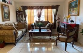 3 odalılar şehir içinde müstakil ev 196 m² Miami'de, Amerika Birleşik Devletleri. $650,000