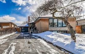 5 odalılar şehir içinde müstakil ev Etobicoke'de, Kanada. C$1,902,000