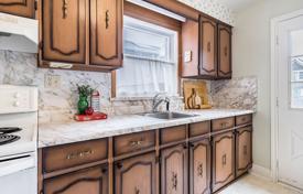 9 odalılar şehir içinde müstakil ev Etobicoke'de, Kanada. C$1,866,000