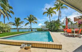 Villa – Stillwater Drive, Miami sahili, Florida,  Amerika Birleşik Devletleri. $1,800,000