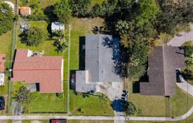 Şehir içinde müstakil ev – Fort Lauderdale, Florida, Amerika Birleşik Devletleri. $465,000