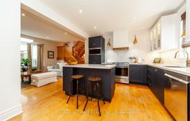 14 odalılar şehir içinde müstakil ev Etobicoke'de, Kanada. C$2,616,000