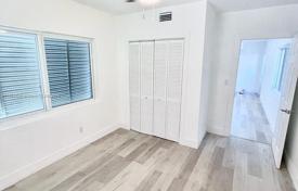 3 odalılar şehir içinde müstakil ev 148 m² Miami'de, Amerika Birleşik Devletleri. $545,000