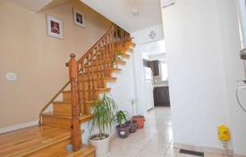 9 odalılar şehir içinde müstakil ev Etobicoke'de, Kanada. C$1,324,000