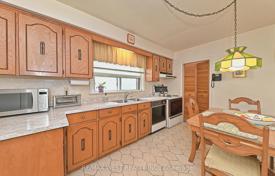 8 odalılar şehir içinde müstakil ev Etobicoke'de, Kanada. C$1,521,000