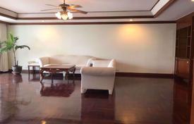 3 odalılar kondominyumda daireler Khlong Toei'de, Tayland. $3,400 haftalık
