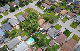 9 odalılar şehir içinde müstakil ev Scarborough'da, Kanada. C$1,350,000