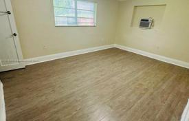 4 odalılar şehir içinde müstakil ev 271 m² Miami'de, Amerika Birleşik Devletleri. $1,200,000