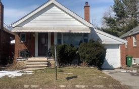 6 odalılar şehir içinde müstakil ev East York'da, Kanada. C$1,187,000