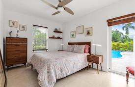 Şehir içinde müstakil ev – Coral Gables, Florida, Amerika Birleşik Devletleri. $2,198,000