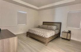 5 odalılar şehir içinde müstakil ev 290 m² Miami'de, Amerika Birleşik Devletleri. $720,000