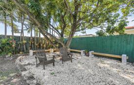 4 odalılar şehir içinde müstakil ev 248 m² Miami'de, Amerika Birleşik Devletleri. $995,000