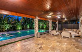 4 odalılar şehir içinde müstakil ev 398 m² Miami'de, Amerika Birleşik Devletleri. $1,449,000
