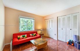 4 odalılar şehir içinde müstakil ev 159 m² Miami'de, Amerika Birleşik Devletleri. $585,000