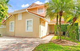Şehir içinde müstakil ev – Doral, Florida, Amerika Birleşik Devletleri. $1,300,000