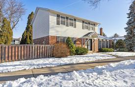8 odalılar şehir içinde müstakil ev North York'da, Kanada. C$2,172,000