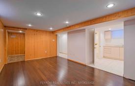 8 odalılar şehir içinde müstakil ev North York'da, Kanada. C$2,262,000