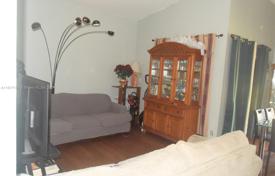 3 odalılar şehir içinde müstakil ev 114 m² Miami'de, Amerika Birleşik Devletleri. $535,000