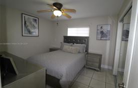 3 odalılar şehir içinde müstakil ev 180 m² Miami'de, Amerika Birleşik Devletleri. $589,000