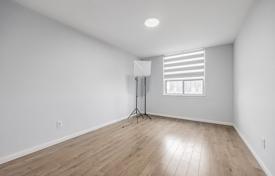 4 odalılar daire Etobicoke'de, Kanada. C$1,135,000