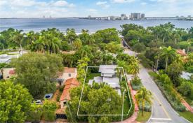 Şehir içinde müstakil ev – Miami sahili, Florida, Amerika Birleşik Devletleri. $3,395,000