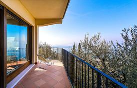 57 odalılar yazlık ev 300 m² Torri del Benaco'da, İtalya. 1,100,000 €
