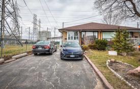 7 odalılar konak North York'da, Kanada. C$1,157,000