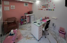 4 odalılar şehir içinde müstakil ev 255 m² Miami'de, Amerika Birleşik Devletleri. $790,000