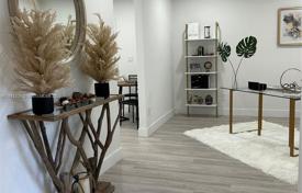 3 odalılar şehir içinde müstakil ev 212 m² Miami'de, Amerika Birleşik Devletleri. $888,000